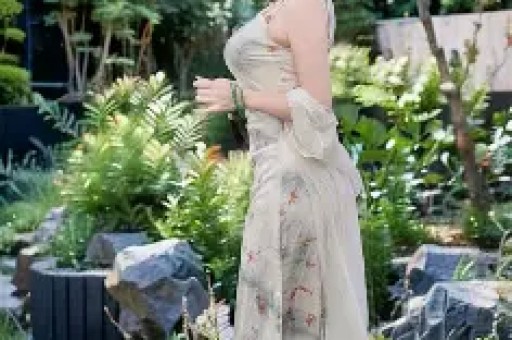 娱乐圈连环瓜：肖奈被传频接站台、牙疼小花被“牺牲”、长腿格格相亲走过场？